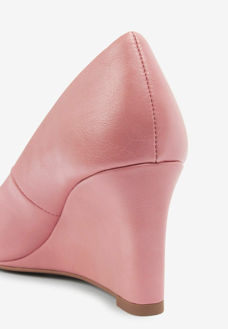Forever Comfort Round Toe Wedges